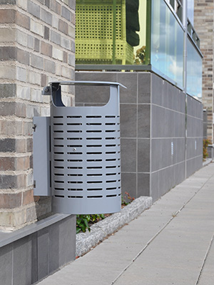 The Orebro litter bin outside an appartment building.